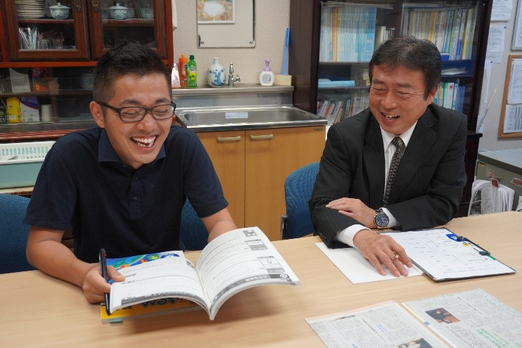 寺田真也主幹教諭(左)米川潤校長(右)