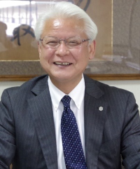 学校長　塚田 賢 先生